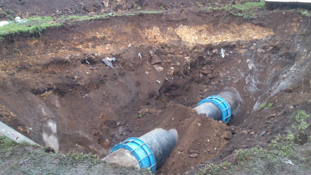 vocescoruna's tweet photo. Rotura ayer en a Corveira de una tubería, ya reparada, que anegó garajes y trasteros http://t.co/vSTKUhI5K8