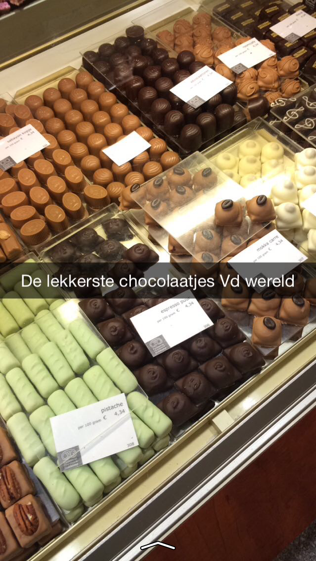 niekschaper's tweet photo. Even brood gehaald bij Holtkamp, en en wat zien de bonbons er weer heerlijk uit! @HoltkampMaasls http://t.co/ECBxR9gLiY