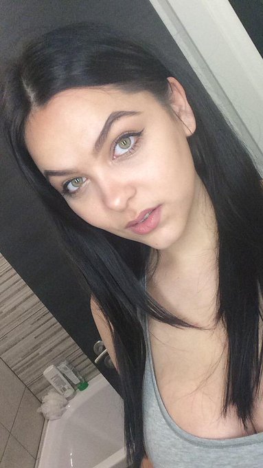 I like the lighting in my bathroom http://t.co/4McD0Xi8wR<a href="/tag/boredinthehouse"class="tags"><span>#boredinthehouse</span></a>