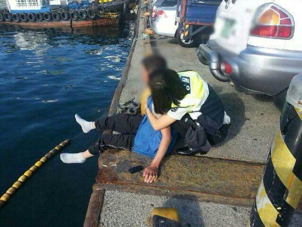 자살신고를 받고 
출동한 차민설 순경은

아저씨를 설득하던 끝에
뒤로 다가가 끌어안으며
아저씨를 설득했습니다.

결국 살려냈어요.
안음이 살림이네요~

me2.do/xWcIbDe8