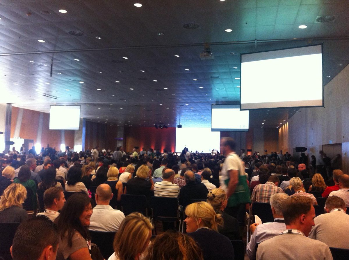 CentreDentalMC's tweet photo. Conferència del Dr. Arnaldo Castellucci. 17th European Society of Endodontology Congress #ESE2015 #ESECongress @AEDE1 http://t.co/qS1w9ELsAZ