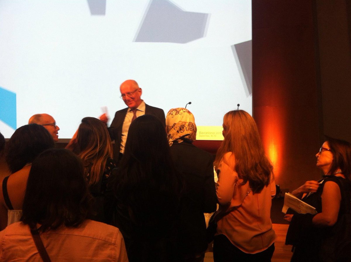 CentreDentalMC's tweet photo. Conferència del Dr. Arnaldo Castellucci. 17th European Society of Endodontology Congress #ESE2015 #ESECongress @AEDE1 http://t.co/qS1w9ELsAZ