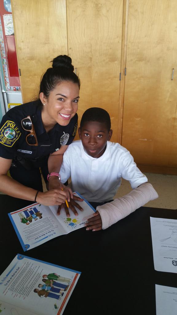 MDSPDGREAT's tweet photo. Broken arm? No problem 4 Ofc Guevara who helps student during @GREATProgram lesson w @MDSPolice #choosetobegreat http://t.co/9J8SJECF2q