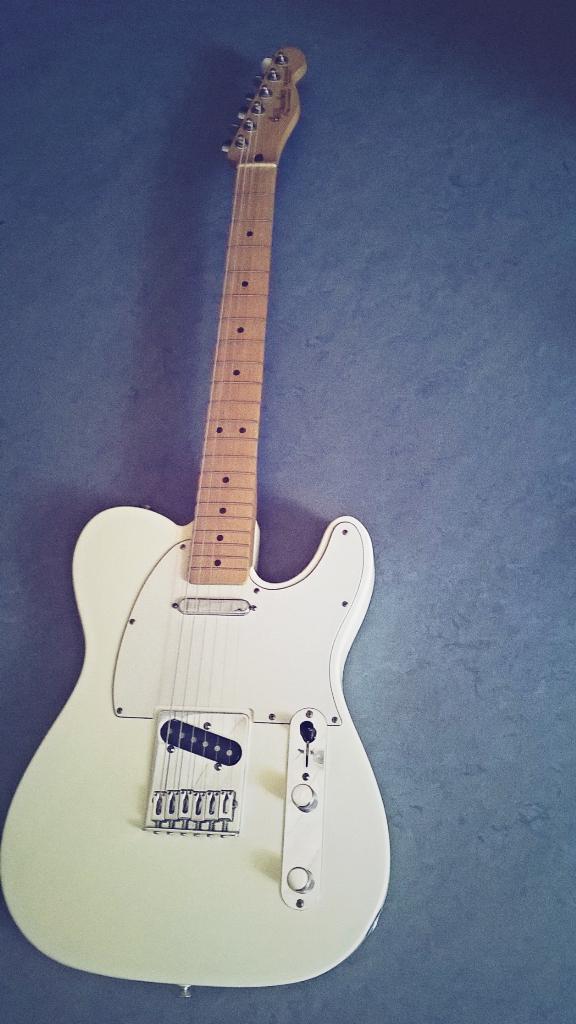 Moreguest's tweet photo. Ma nouvelle guitare! Parfaite ..) http://t.co/JLQm9WDMdQ
