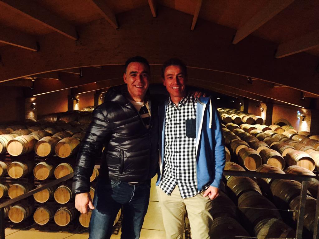 Disfrutando de una cata en nuestra nave de barricas!!!