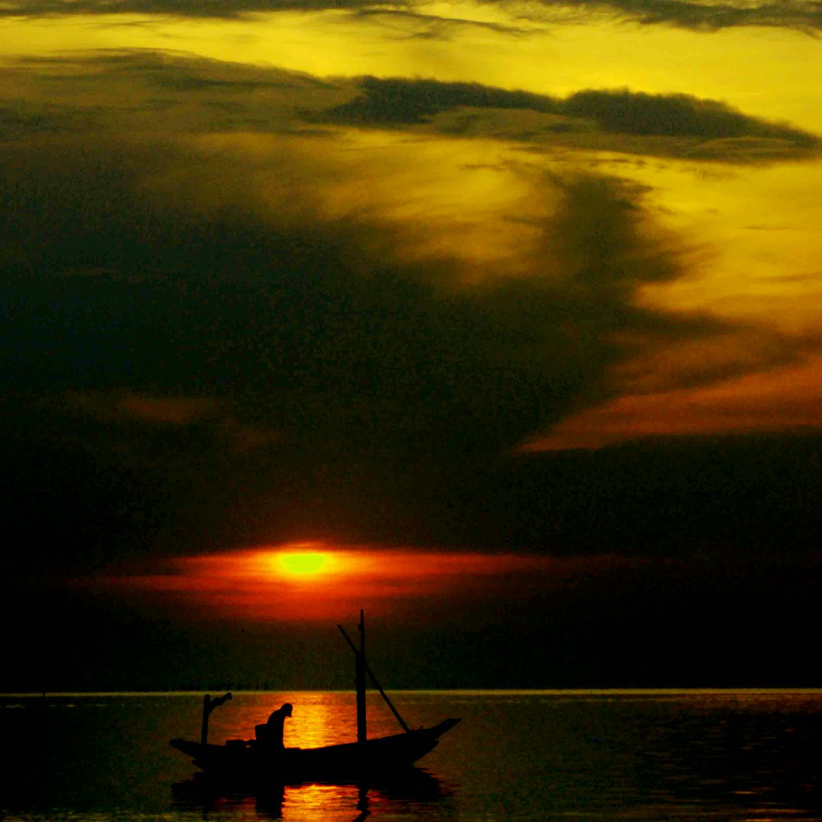 Senja di pesisir pantai Kenjeran Surabaya.
#unstoppablesurabaya