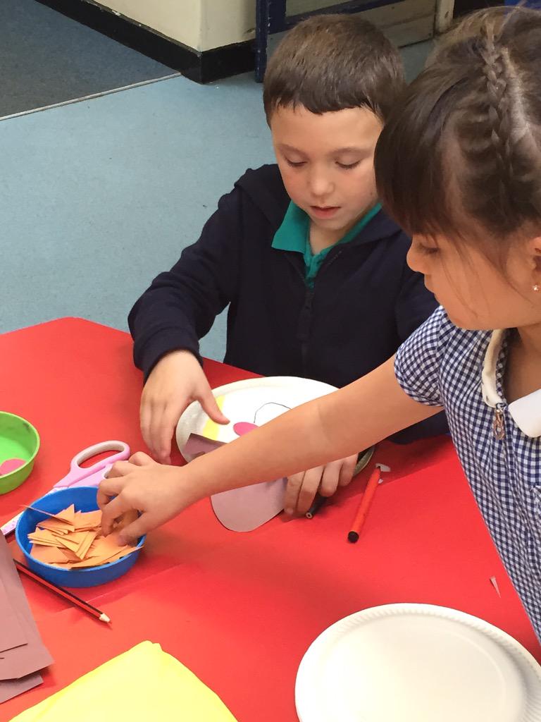 GwenfoCWPrimary's tweet photo. #spreadthehappiness #scarecrowplates #FoundationPhaseFriday http://t.co/cdcJwbCCcZ