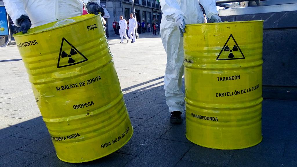 PartidoPACMA's tweet photo. Los barriles de @greenpeace_esp llevan los nombres de los 216 municipios a los que afecta la #RutaNuclear http://t.co/e69asJ1gMn