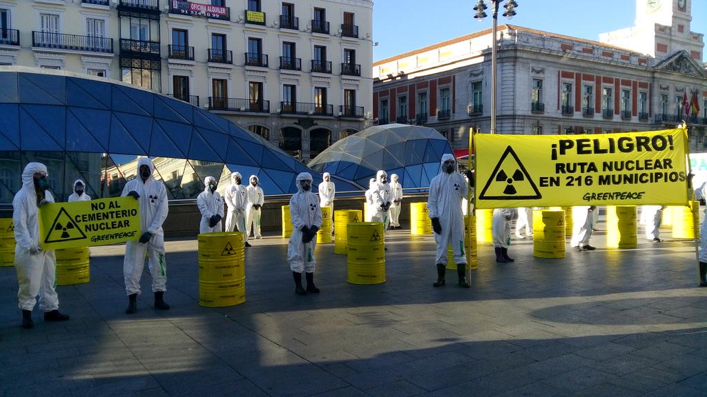 PartidoPACMA's tweet photo. Los barriles de @greenpeace_esp llevan los nombres de los 216 municipios a los que afecta la #RutaNuclear http://t.co/e69asJ1gMn