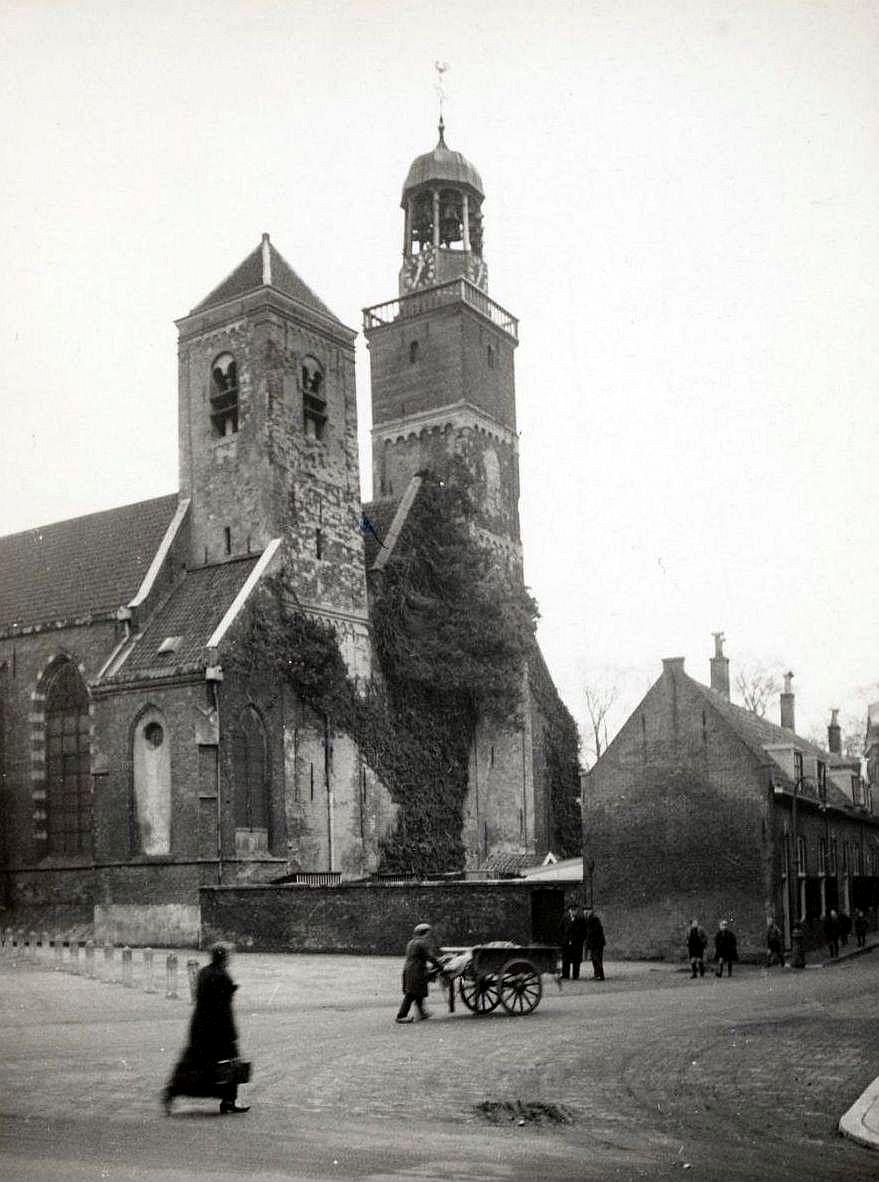 ZowasUtrecht's tweet photo. Het klokkenspel van de Klaastoren klonk vreemd door de morgennevel heen #ccscrone http://t.co/iohnthwViH http://t.co/CmC9zSfwOt