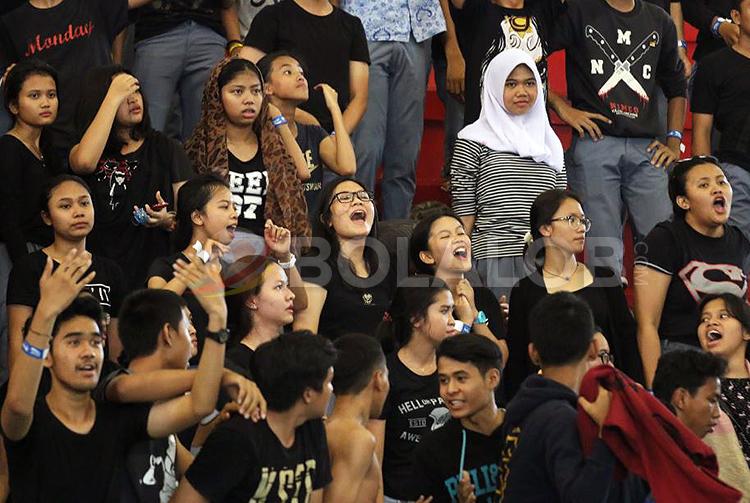 Nah ini suporter SMAN 36 Jakarta. Agak lebih adem :D #PSFC2015 #PSFCJakarta <a href="/PocariFutsalID/">hiyo</a>