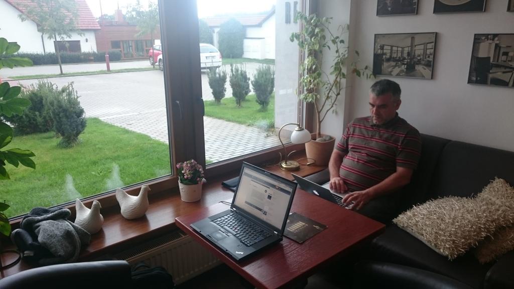 novoj's tweet photo. Na začátek #jos2015 prší, takže se místo výletu dohání práce na lightning talcích. Snad to vyjde odpoledne :-( http://t.co/LFUNf5eeos
