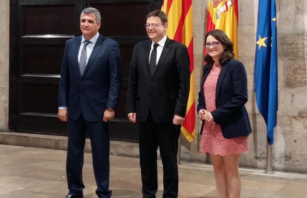 palauGVA's tweet photo. Agraïm al President de @Balearia , @Adolfo_Utor , la cessió d'un vaixell per fer el viatge amb els refugiats de Síria http://t.co/NHdK5KrMIj