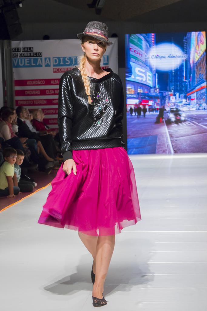 moni_gallardoes's tweet photo. Momentos con #chispa en el desfile de la #GaladeComercio #Valladolid ✨✨✨http://t.co/aX6GVJGvws Fotos: @Zyllan http://t.co/7HJzgpzIEA