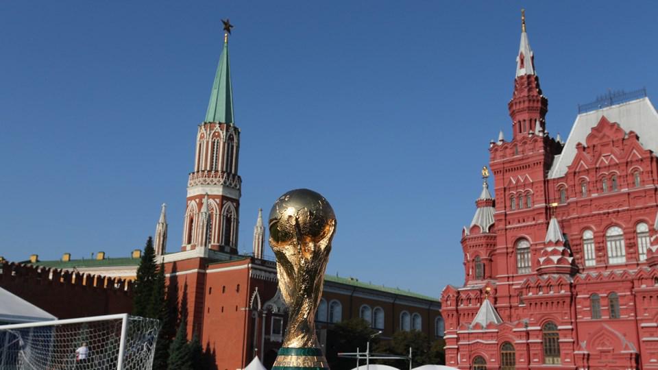1.000 días para #Rusia2018: El trofeo de la Copa Mundial ya está en la Plaza Roja de Moscú.