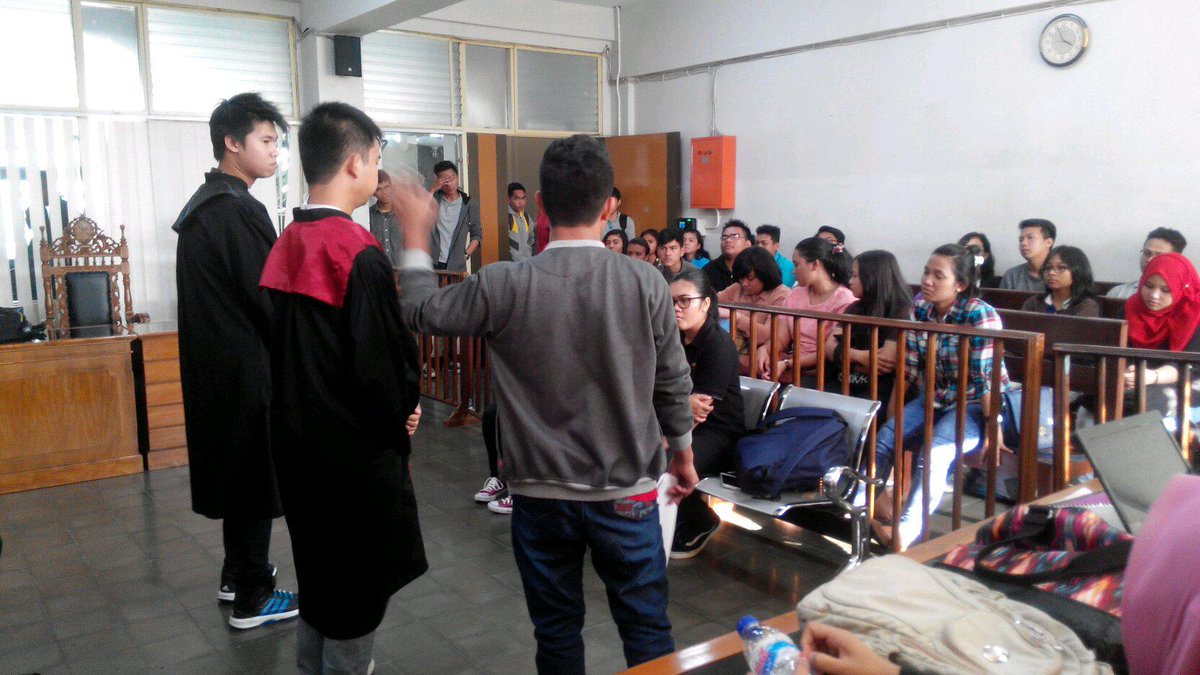 ppsuajy's tweet photo. Temen-temen PPS lagi pengenalan jubah hakim nih. Buruan gabung sama kita di ruang sidang lantai 2 FH UAJY 💃 http://t.co/16wdjx0GvF