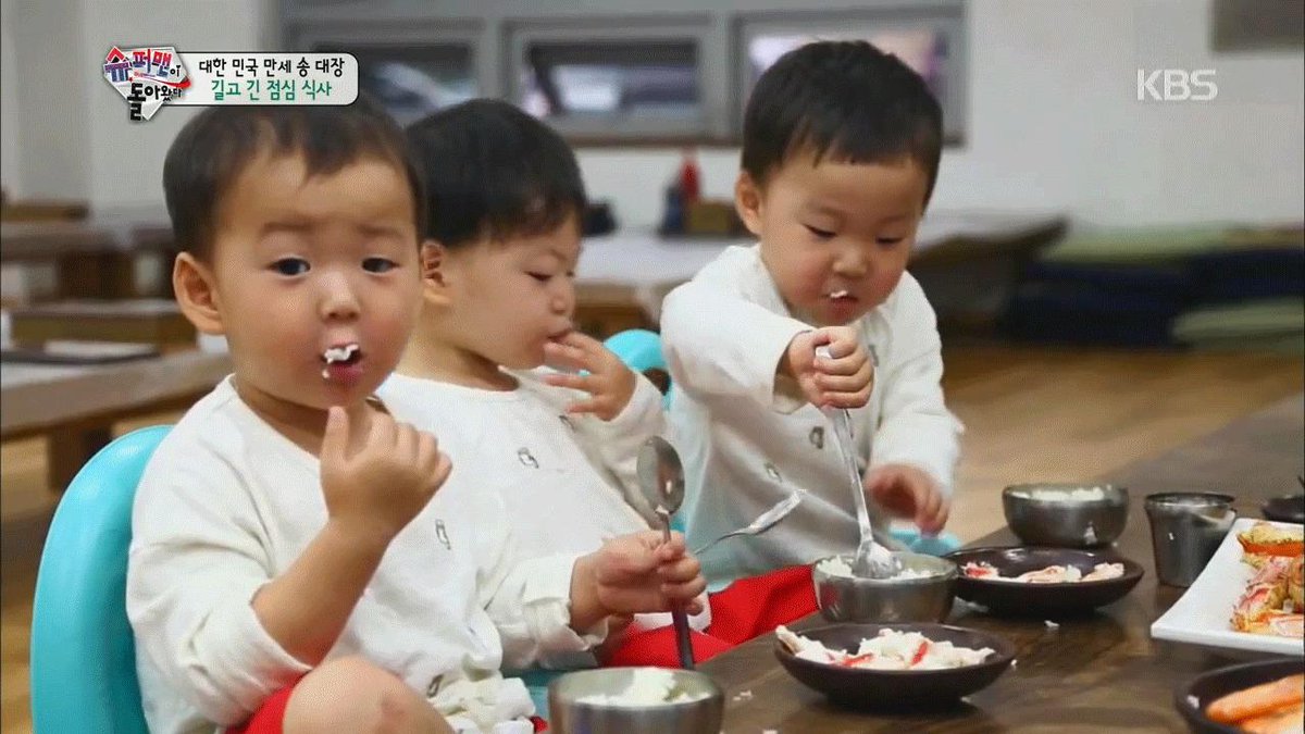 Recharging emotional needs di hari Minggu dgn kelucuan DaehanMingukManse di UseeTV sblm ngantor lg #IndiHomExperience