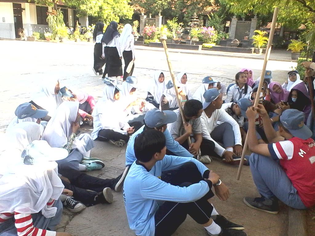 Latihan pbb di hari terakhir menuju sertijab esok hari 😂😂😂 semangaaat osis ketan item 😂😂