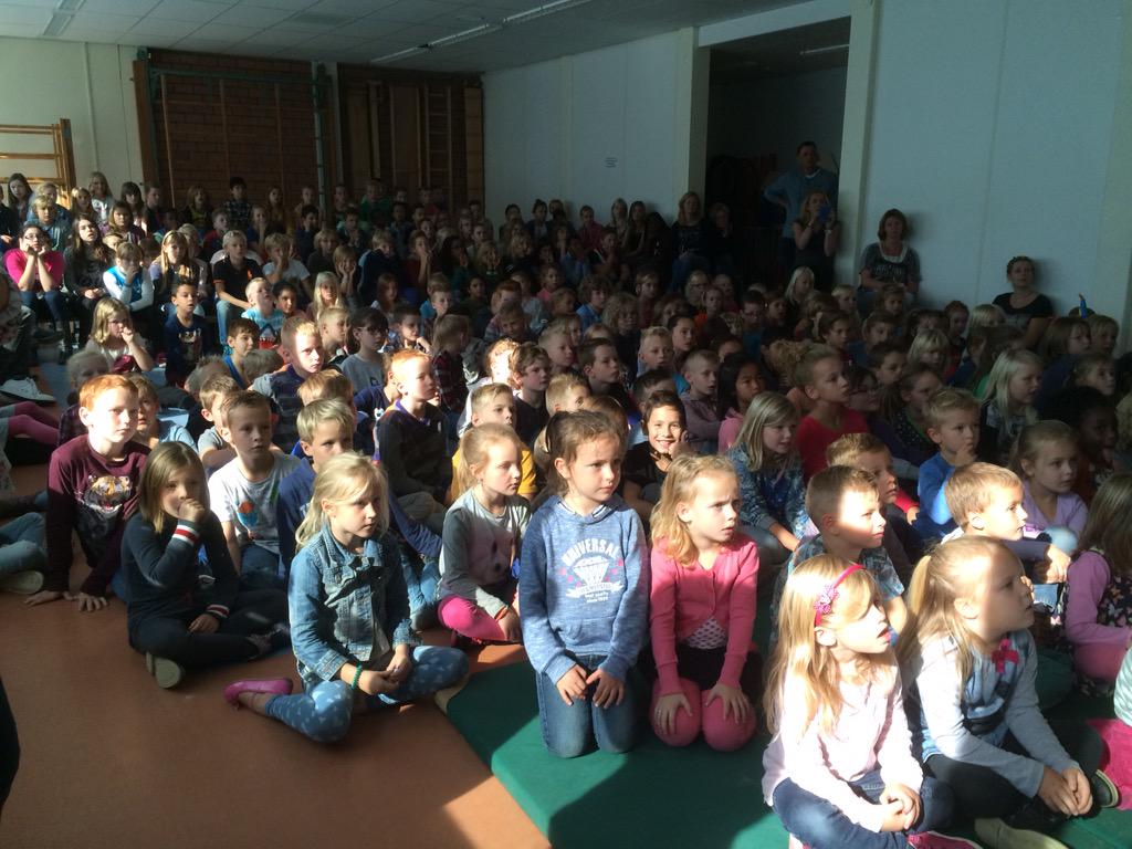 OJS_Zevensprong's tweet photo. Projectopening Wereldscholen.....het leven in Malawi en hier #wereldscholen #grootproject #jenaplan #viering http://t.co/IzKpfN6xPJ