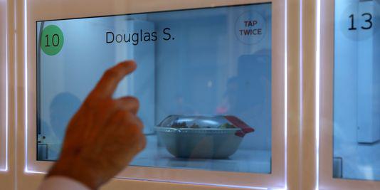 lemonde_M's tweet photo. Pas de caissiers, pas de serveurs... A San Francisco, le premier « resto-robot » (abonnés) http://t.co/nYsGksei9m http://t.co/oilCnc1FSE