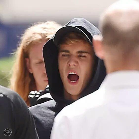sorrypalvin's tweet photo. eu agora #EMABiggestFansJustinBieber http://t.co/SWEWICw92B
