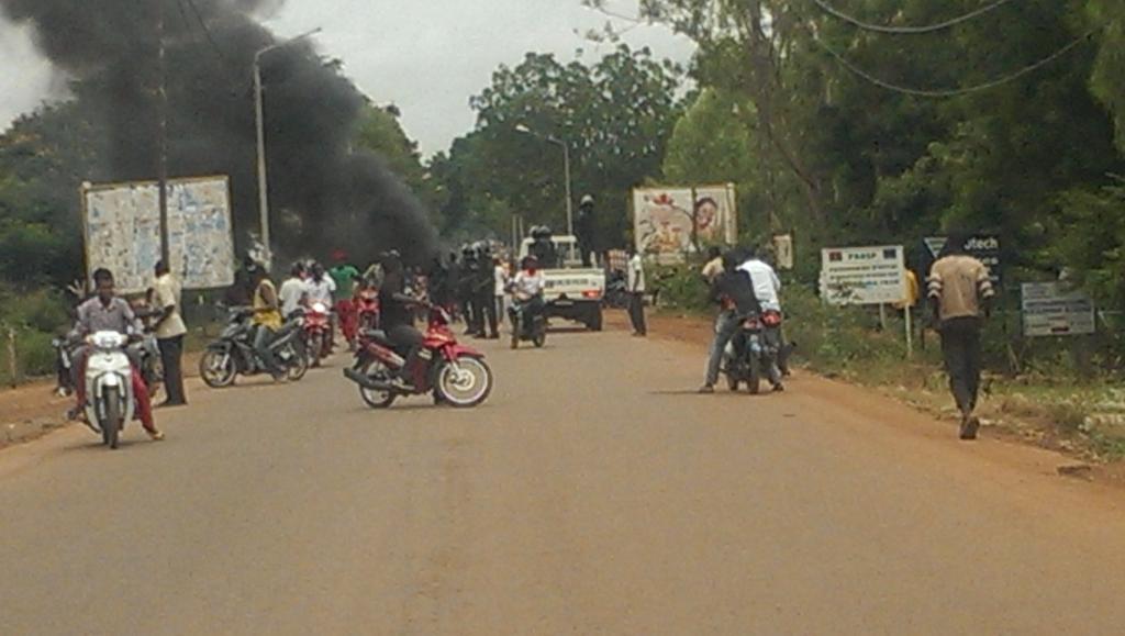 SE_LGD's tweet photo. #Ouagadougou Pont de Wayalghin en moment #BringBackourTransition http://t.co/mtjgVqXhXQ