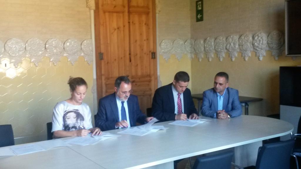 mjchesa's tweet photo. #WOPCONGRESS @GWOPA @UNHABITAT @BCN_ECOLOGIA BCN BCASA -WSSA BETHLEHEM Framework of Cooperation signature http://t.co/YNT5QRv2DS