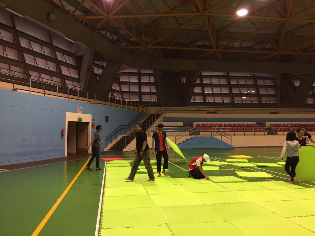 tertiarysilat15's tweet photo. Setting up the arenas for tomorrow! Spot the flying mattress! http://t.co/FLGhqvHYCL