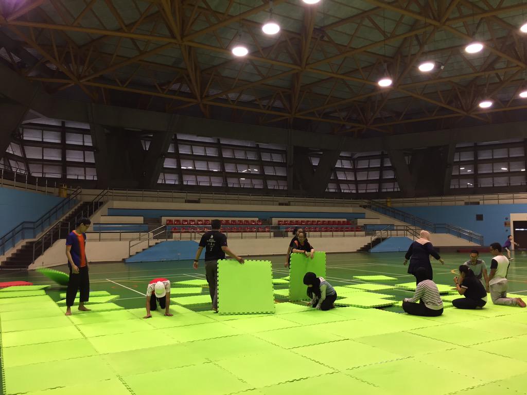 tertiarysilat15's tweet photo. Setting up the arenas for tomorrow! Spot the flying mattress! http://t.co/FLGhqvHYCL