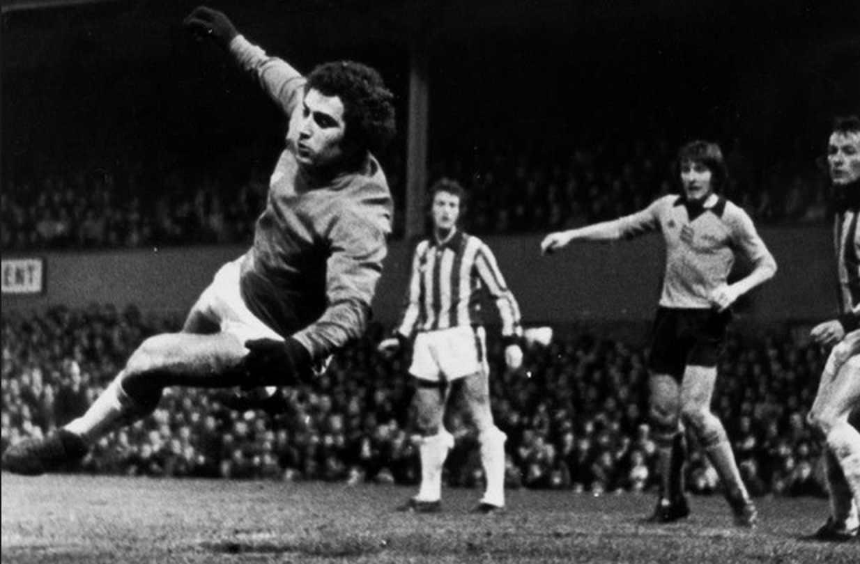 Happy Birthday to Peter Shilton who was once our record transfer. He played over 100 times for us and England. 