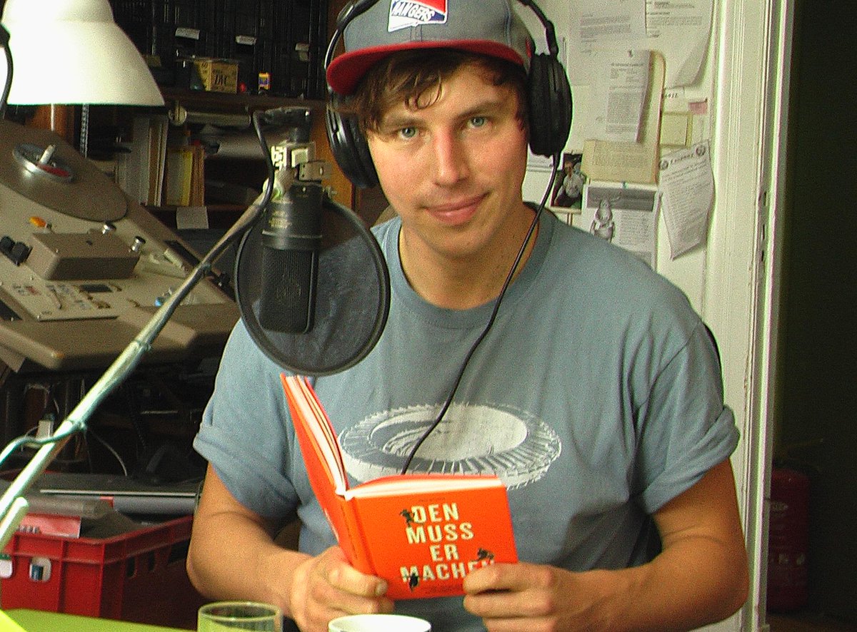 carnationberlin's tweet photo. War eben im Studio (für WDR5):
#Alex #Raack mit seinem herrlichen #Fussball-Buch. http://t.co/e66uS4GOcU