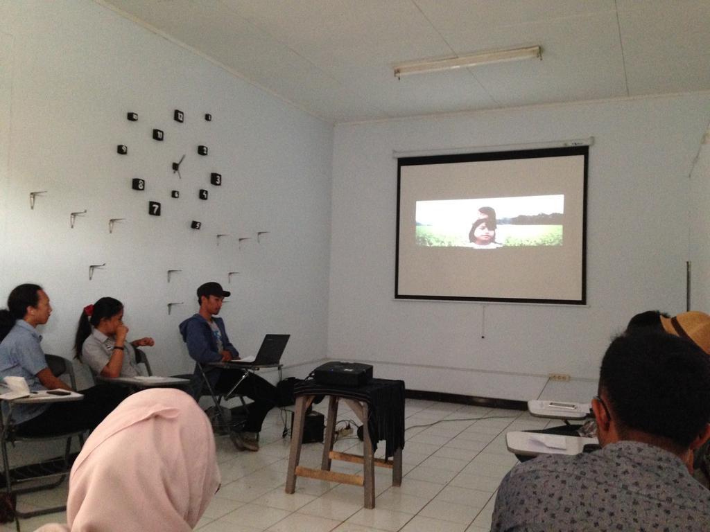 infobdg's tweet photo. Di ISBI lg ada media screening film "Salam Dari Anak-Anak Tergenang" ttg dampak proyek Bendungan Jatigede @SATULENSA http://t.co/x9kv47IjqP