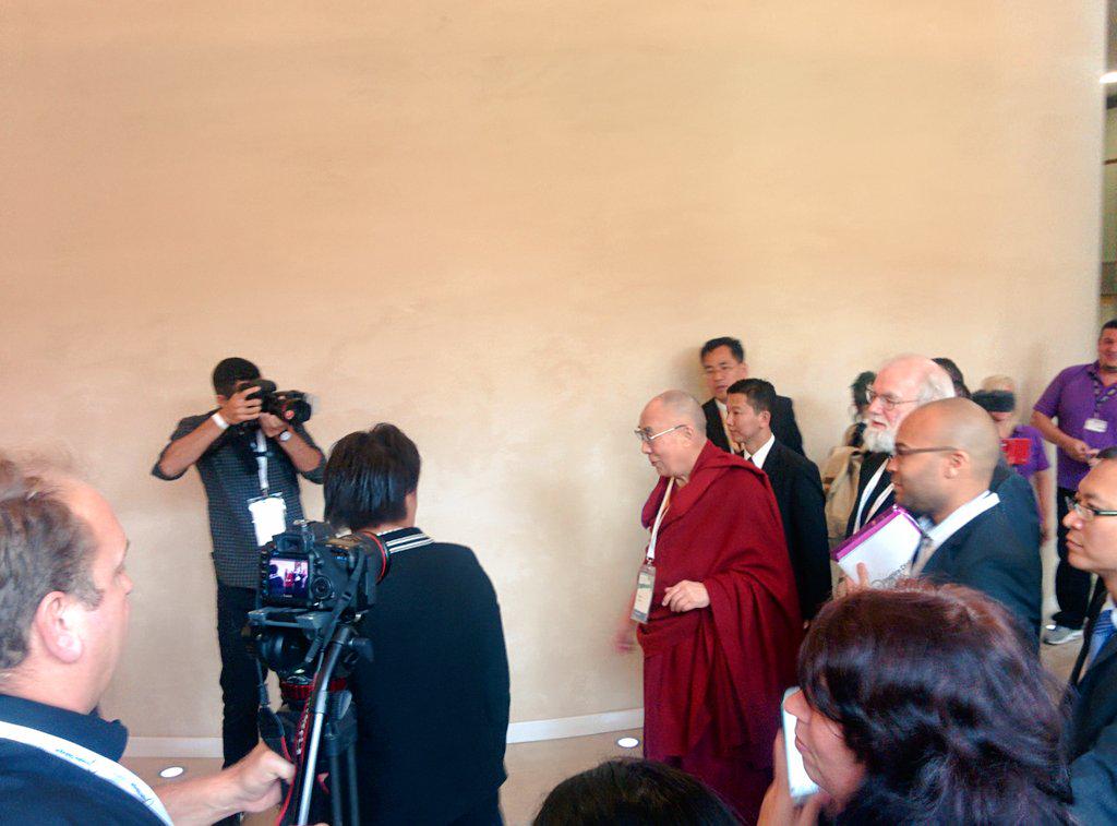 KunsangKelden's tweet photo. #FBF to exciting times when HH @DalaiLama arrived at the #InspireDialogue! #DalaiLama #DalaiLamaUK #Cambridge #Tibet http://t.co/UkojODZpAH