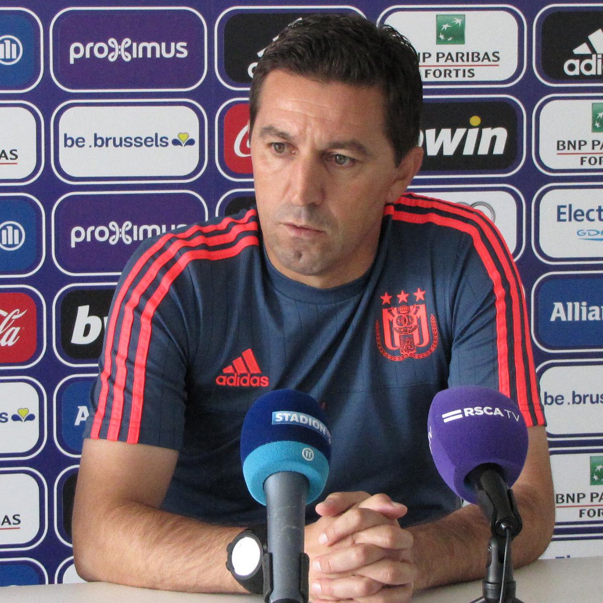 rscanderlecht's tweet photo. Press conference Besnik Hasi @ Neerpede #RSCA #ANDASM #ANDCHA http://t.co/03r9UTFzAK