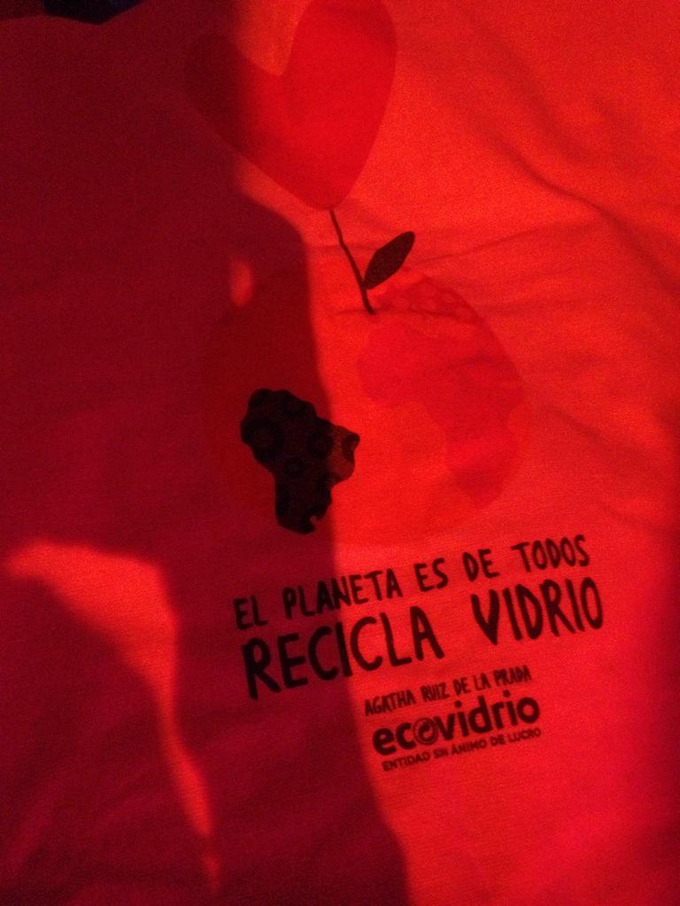 mescodap's tweet photo. #agathaecovidrio a reciclar y hacer fotos con esa cámara estupenda que quiero que me toque http://t.co/CEM0KHDT2w