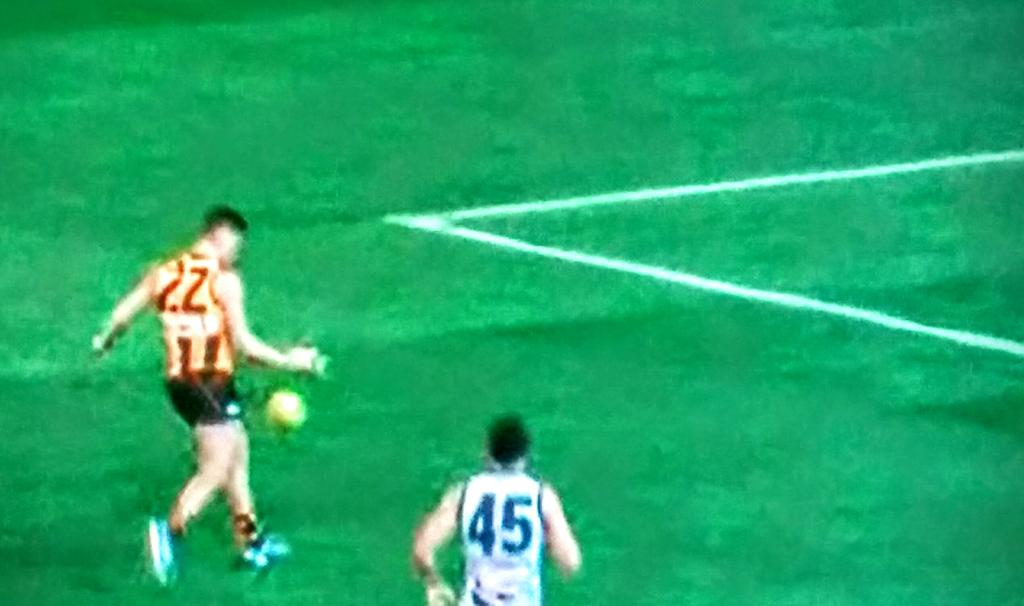 ronflatter's tweet image. Is #LukeBreust en route to a bagful? #AFLHawksCrows (grab from @7AFL).