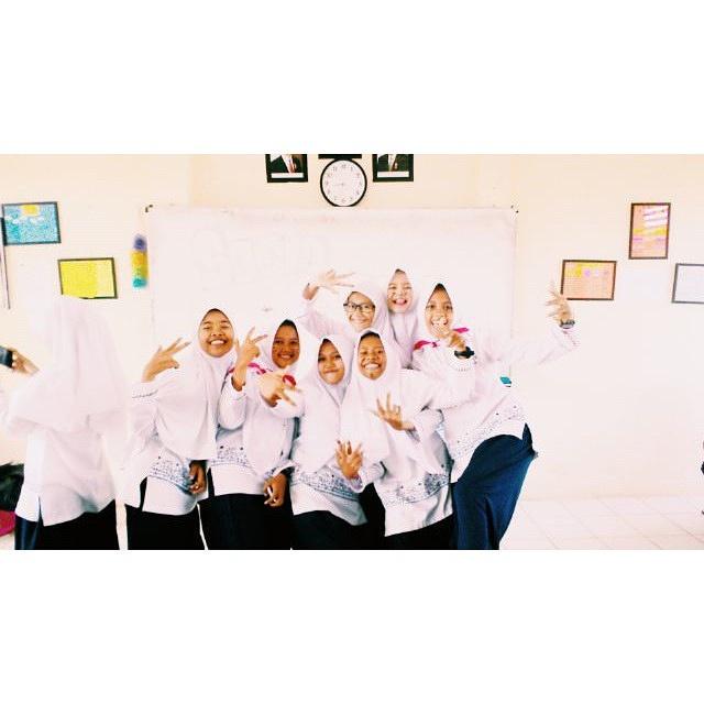 AngelaAprilliaa's tweet photo. Kalian adalah segalanya😘 @AtikahVeranii @Varda_ZiVansha @Putri_415 @fad http://t.co/g3tWPUrbGJ