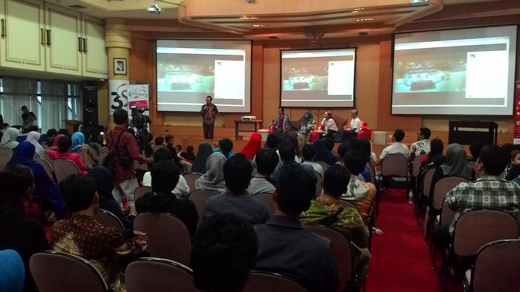 RumahSasongko's tweet photo. Seperti biasa,  Mas @Prie_GS menutup #forwed dengan cerita dan petuahnya yang khas http://t.co/KvP5PQxblO