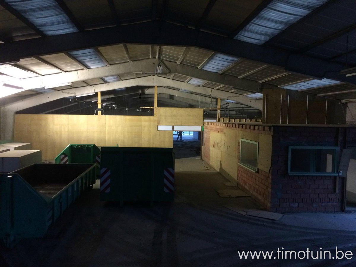 TimoTuin's tweet photo. #Afbreken van #burelen, #wanden,verlaagde #plafonds in #loods voor #stockage #Multishop #Desomer #Plancke #Poperinge http://t.co/eD4FrYuIDA