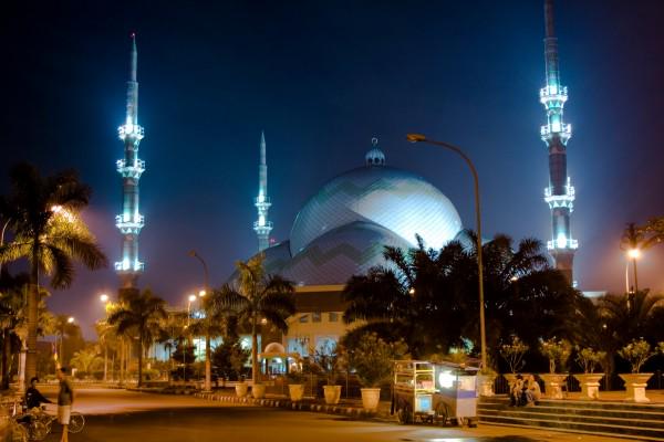 GNFI's tweet photo. Masjid Berkubah terbesar di Dunia ada di Indonesia : http://t.co/k1QePAmeh0 http://t.co/utVBvYkHuv
