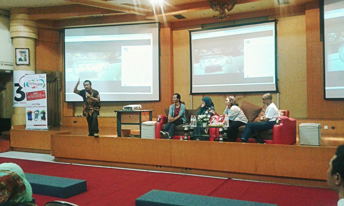wificornerJTD's tweet photo. Kini giliran mas @Prie_GS sharing bareng di #FORWED @JarRumahUSAHA di aula Borobudur Gd. Telkom @WificornerJTD http://t.co/CU8ivPW0Mt