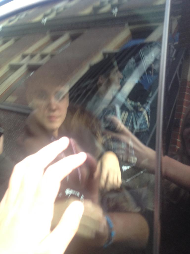 I JUST SAW JUSTIN GUYS I CANT IM DYING AFTER 6 YEARS WTF