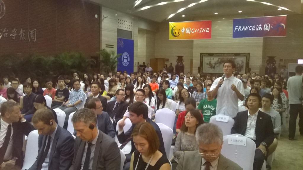 法国财政部长萨班与人民大学校长，财政金融学院教授陈雨露见面，并在人大举行演讲。