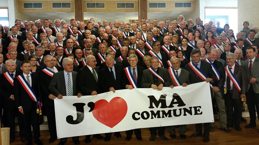 Indre36's tweet photo. Les Maires de l'#Indre, L.Pinton &amp; @gerard_larcher rassemblés autour d'1 cause commune #jaimemacommune @l_amf #AMI36 http://t.co/XWfkevofbb