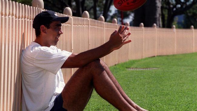 Adam Goodes farewells Sydney with head held high after glorious <a href="/sydneyswans/">Sydney Swans</a> career @rdhinds bit.ly/1KkFgKf