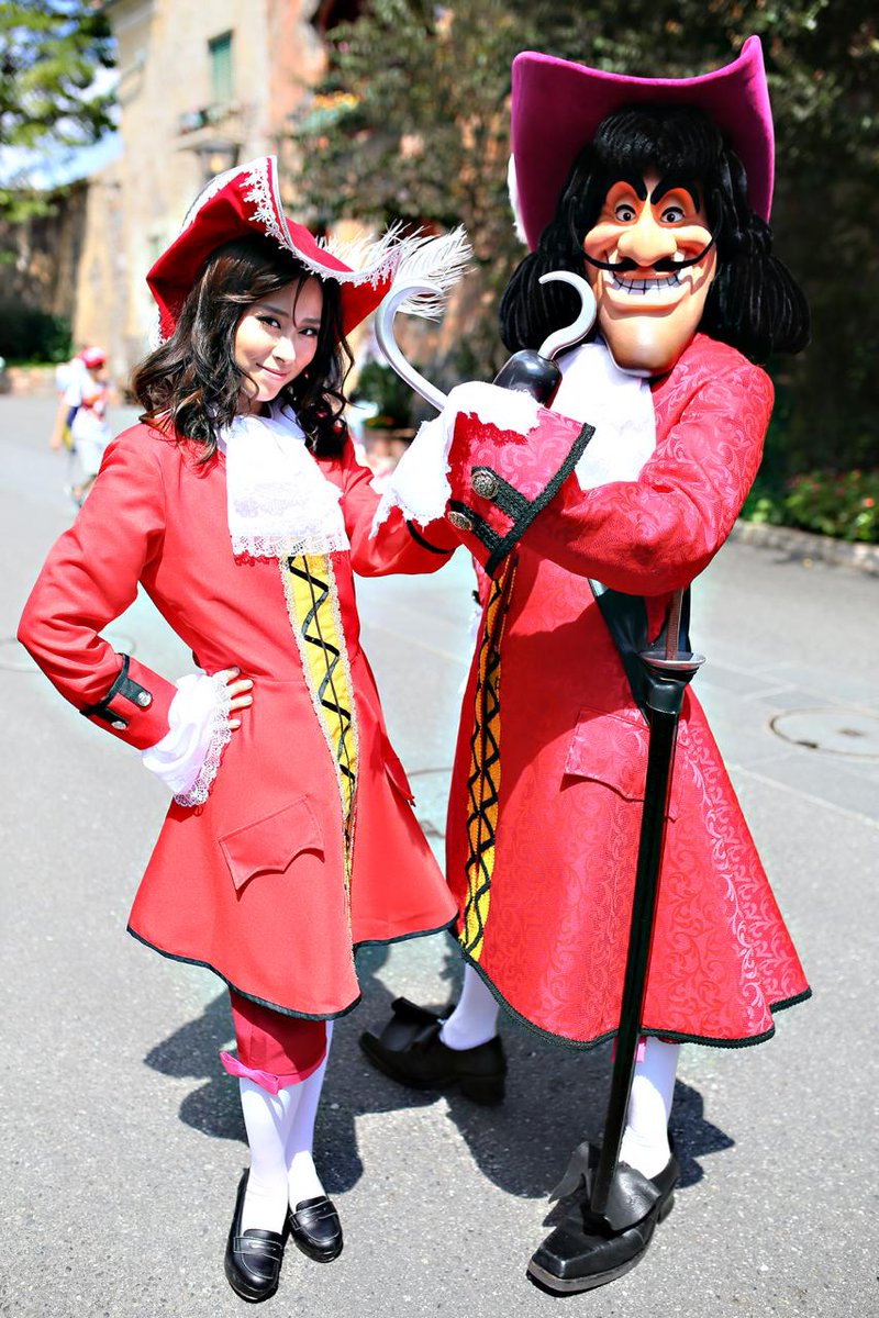 あとなび 東京ディズニーシーで仮装を楽しむ Http T Co U2fv9irlf6 を公開しました 初開催された東京 ディズニーシーでのフル仮装 元宝塚歌劇団の花奈澪さんがフック船長の仮装をし パーク内を散策しました Http T Co Epkujolhaq
