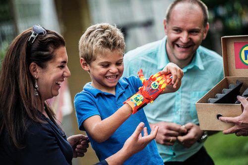 Courantpositif's tweet photo. #Première en France : un enfant reçoit une #prothèse de main imprimée en #3D http://t.co/yrNwSKNBiP @LaVoixDJeunes http://t.co/LsXnIJLuTo