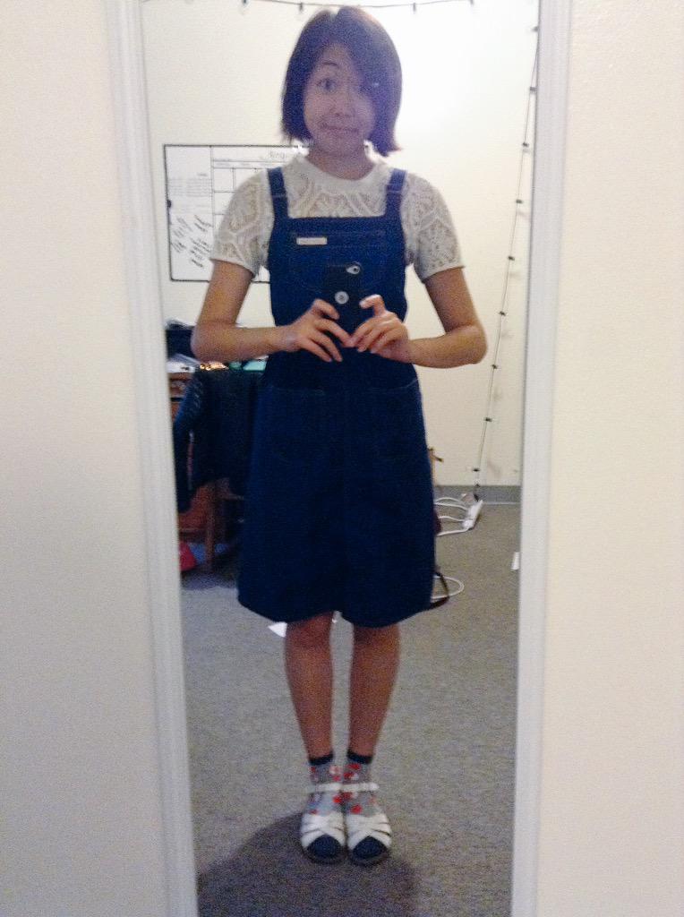 baconcupcakes's tweet photo. Today I dressed like a 90s elementary school teacher and was inordinately proud about it #ckoveralldress #applesocks http://t.co/wJFhv3s6Cl