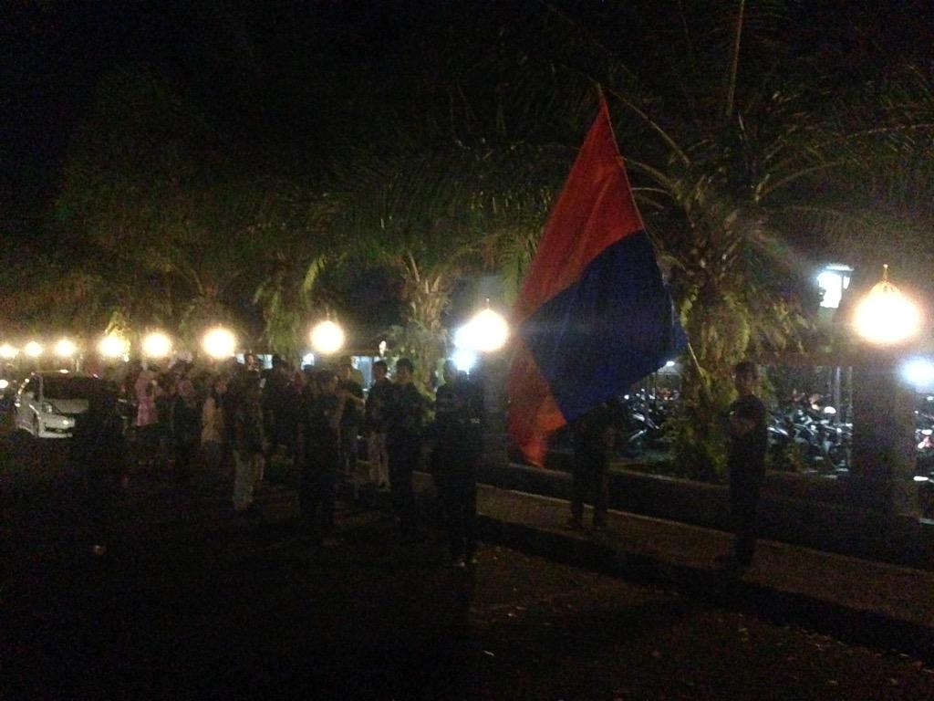 kontingenFILKOM's tweet photo. Persiapan supporter FILKOM menuju ke GOR Pertamina #1Hati1JiwaKitaJuara http://t.co/5L1C4v1nii