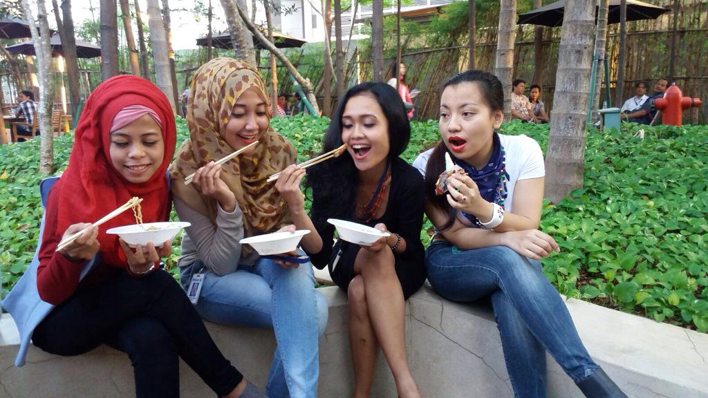 hiLdhafUeFuE's tweet photo. Mari makan  #serviceinnovation @AllianzId http://t.co/vZS4LYn39Z